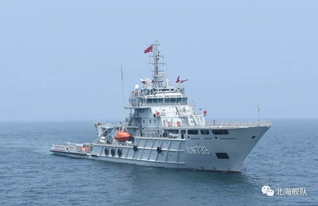 测量与被拖舰艇间距……潜水员打捞沉物防救船紧急驰援