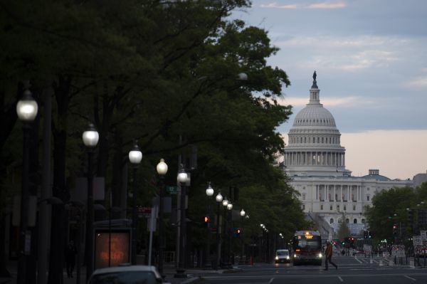  图为在美国首都华盛顿拍摄的日落时分的国会大厦。新华社