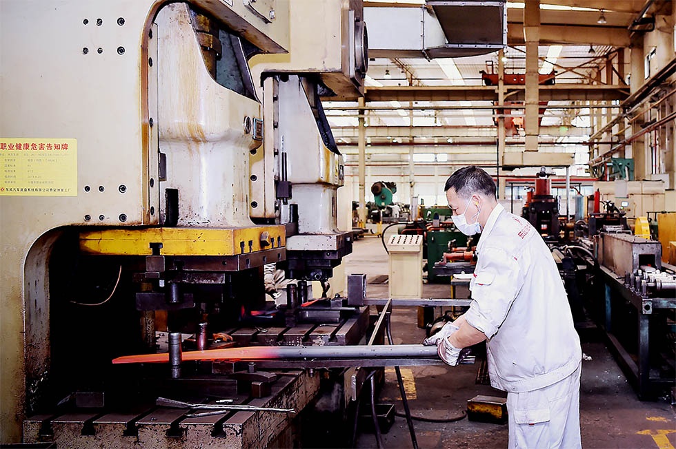 冲压车间,热处理岗位周边温度达到40多度,员工穿着长袖坚守岗位
