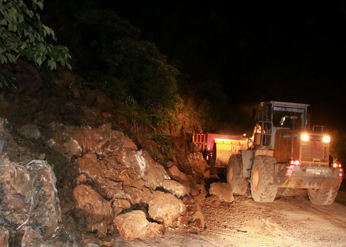 [湖南]蓝山:国道塌方受阻 公路部门连夜抢通(图)