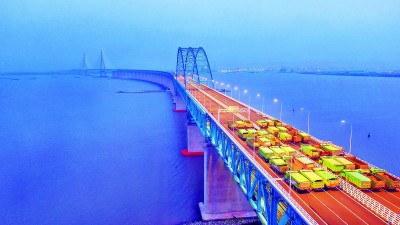 沪通长江大桥是我国沿海铁路大通道中通沪铁路的跨长江控制性工程，建成后将进一步完善区域交通运输结构、提高过江通道运输能力、促进长三角经济社会一体化发展。图为日前进行的沪通长江大桥荷载试验。许丛军摄/光明图片