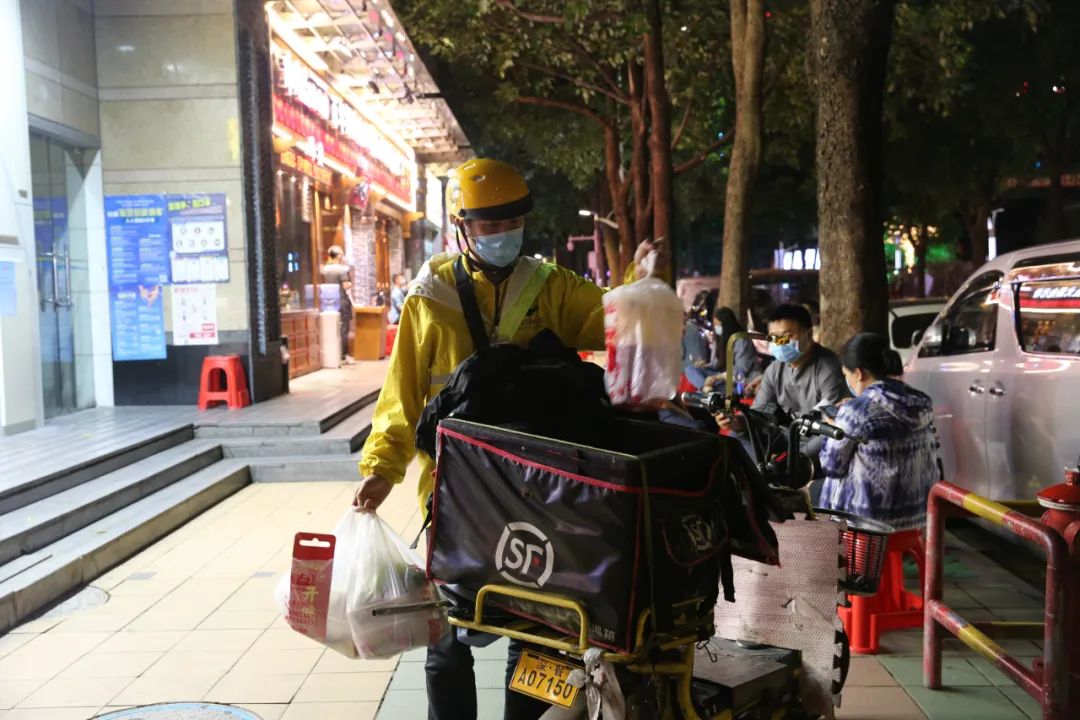 疫情下的餐饮从业者:以前累得想睡觉,如今闲下来却总失眠