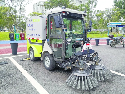 无人驾驶清扫车亮相临港 能识别路面垃圾分布 种类及负荷 实时调整作业轨迹 无人小扫 可精准扫垃圾 礼让行人 无人驾驶 临港 新浪科技 新浪网