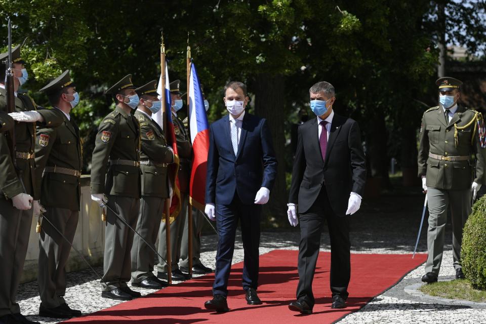△左为斯洛伐克总理马托维奇，右为捷克总理巴比什，图片来自捷克通讯社