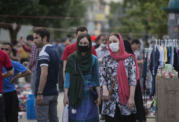  5月30日，两名戴口罩的女子在伊朗德黑兰的一处市场购物。新华社发