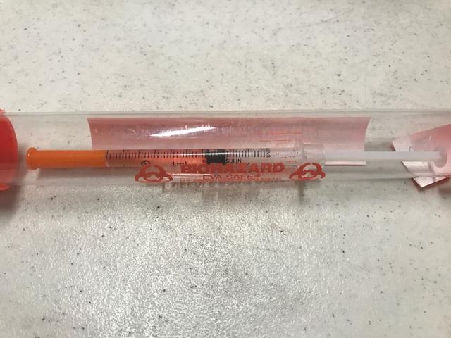 环球网美国男子抗议时用针管袭警，因使用“致命武器”罪名遭逮捕