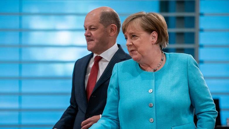 △德国总理默克尔（右）与副总理朔尔茨在会议上