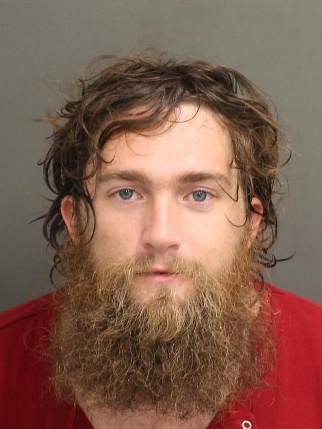 环球网美国男子抗议时用针管袭警，因使用“致命武器”罪名遭逮捕