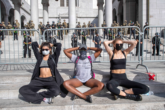  洛杉矶的抗议者们在街头做瑜伽 （图源：ZUMA Press）