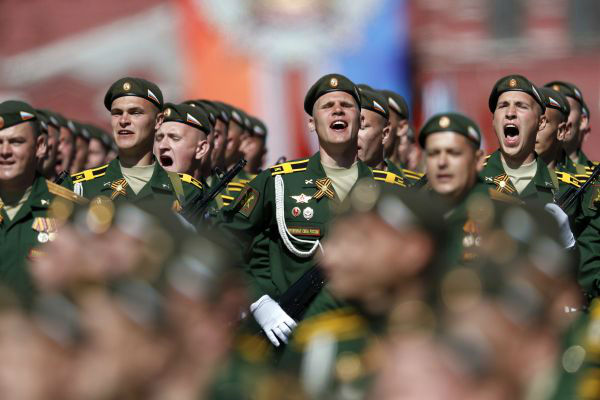  2018年5月9日，在俄罗斯莫斯科红场，士兵参加阅兵式。5月9日是俄罗斯卫国战争胜利纪念日。新华/美联