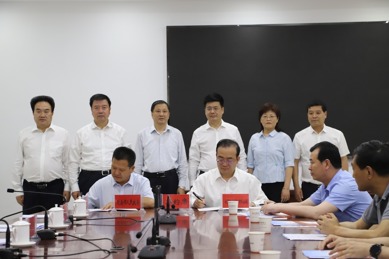 甘肃银行行长王文永与陇南市常务副市长漆文忠代表双方现场签订了战略
