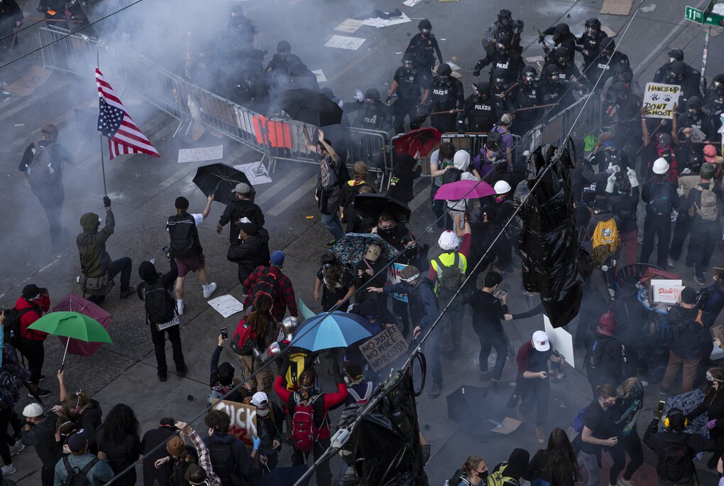 西雅图警方用闪光弹驱散抗议人群。（图源：《西雅图时报》）