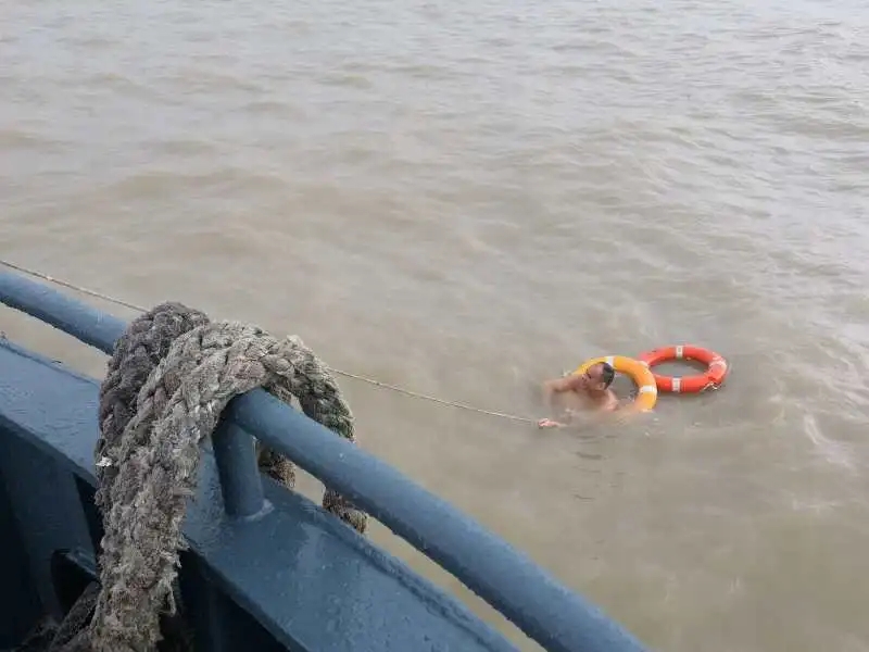 广州海事在南沙水域救起一落水渔民系不慎落水