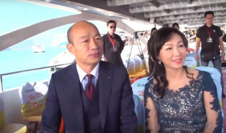韩国瑜和夫人于2018年12月25日乘船前往就职典礼现场（联合新闻网）