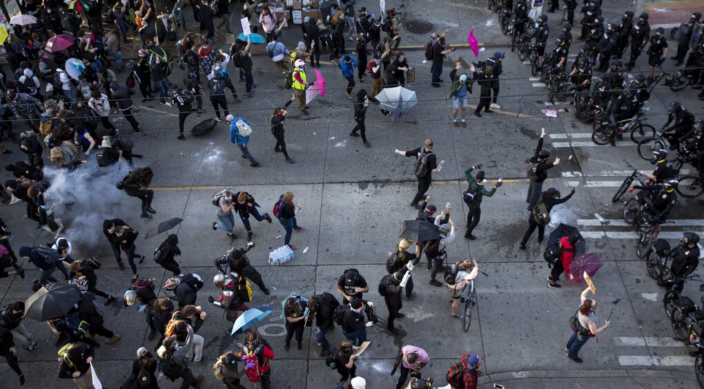 西雅图警方用闪光弹驱散抗议人群。（图源：《西雅图时报》）
