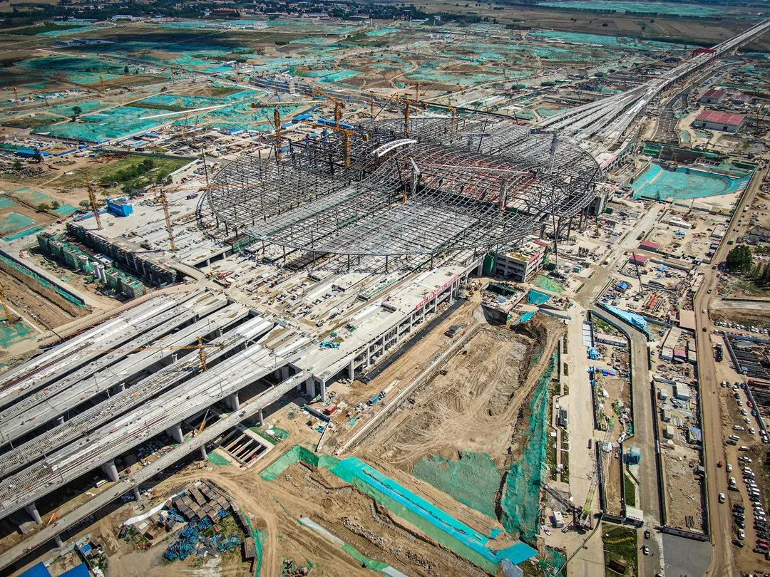 5月29日上午9时许,京雄城际铁路雄安站京雄车场钢结构主体的最后一根