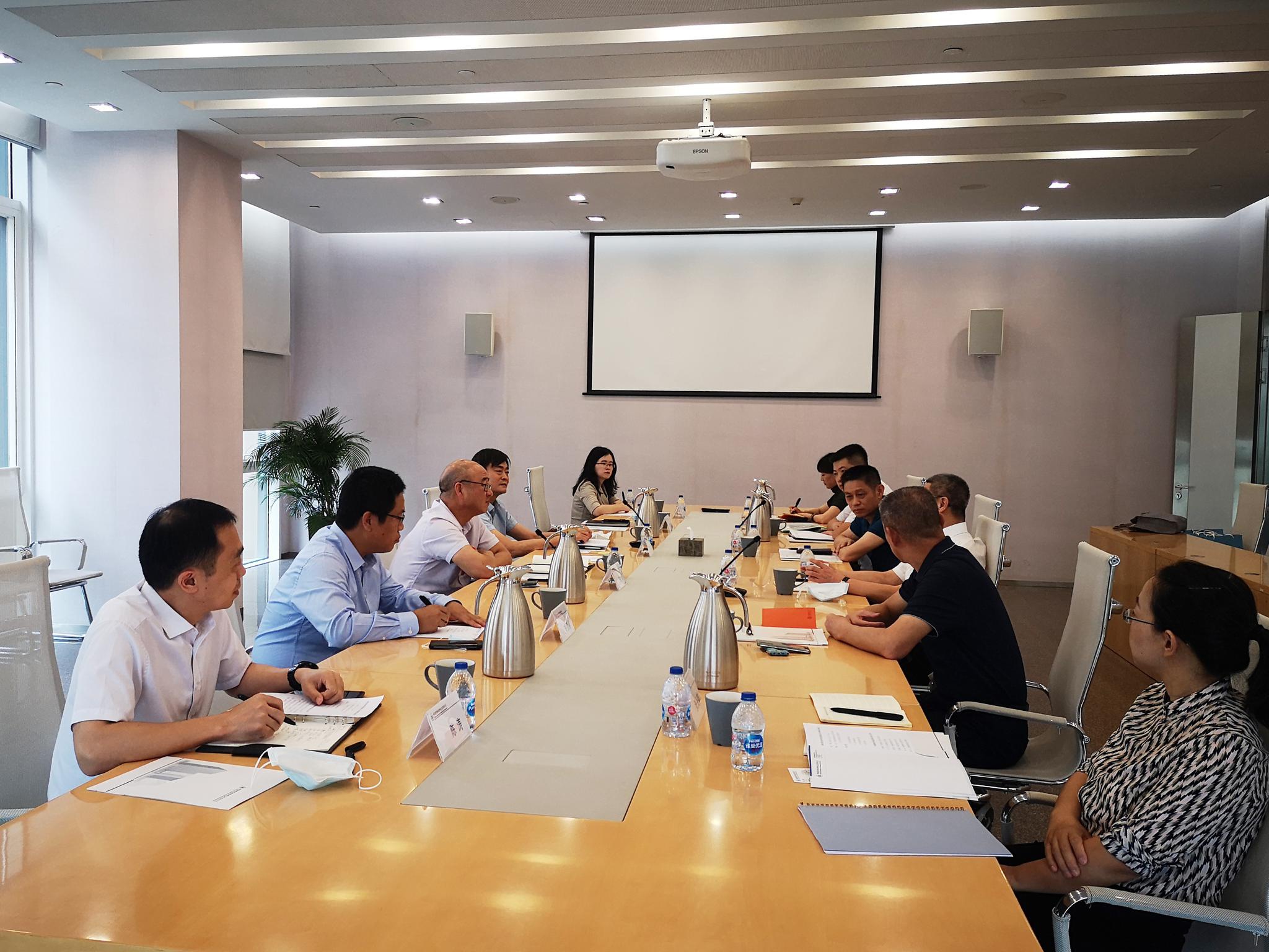 到公司座谈交流 会上,艾轶伦介绍了海垦控股集团发展历史,业务板块