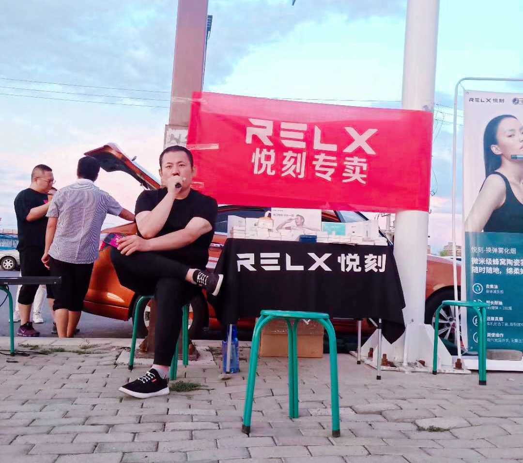 砸掉铁饭碗摆起悦刻摊路边一守就是一天如今他有三家专卖店