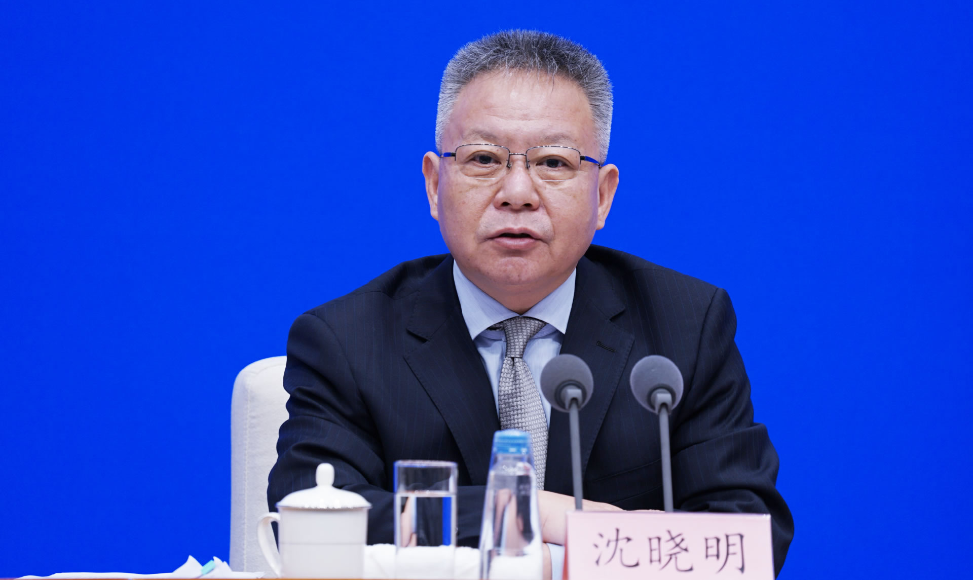 发布会,中共海南省委副书记,海南省人民政府省长沈晓明在回答改善营商
