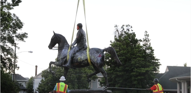 南方邦联军将领卡斯尔曼的雕像被工作人员移除，此前雕像上已受到污损 图片来源：视频截图