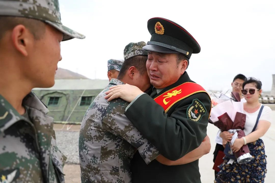 战友们热情相送老班长告别戎装兵心依旧他对战友说只要部队和祖国需要