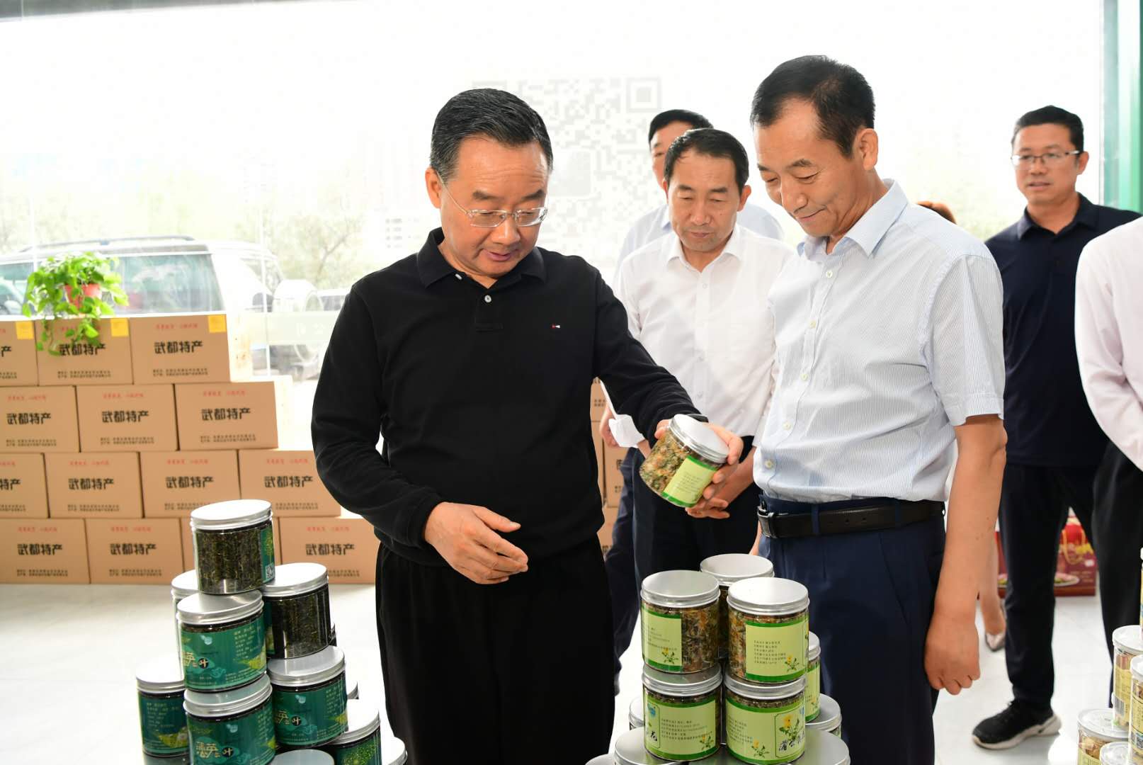 省委副书记,省长唐仁健6月9日上午先后来到武都区供销农产品配送中心