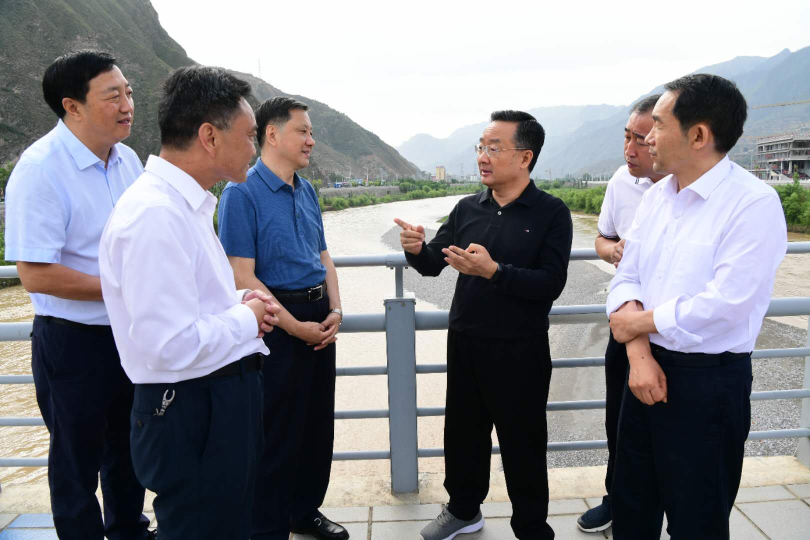 省委副书记,省长唐仁健6月9日上午先后来到武都区供销农产品配送中心