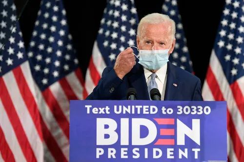 6月5日，美国前副总统乔·拜登在特拉华州多佛摘下口罩准备发表讲话。新华社/美联