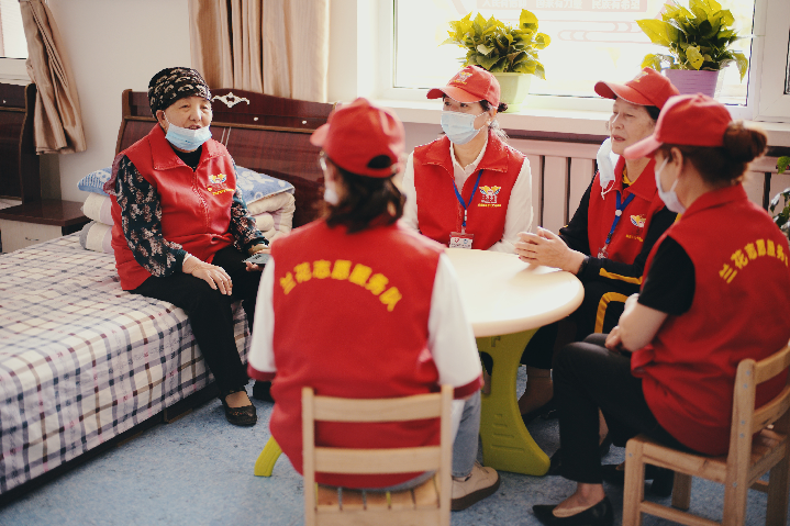  △2005年，退休后的王兰花组织成立了社区志愿者服务小组——“王兰花热心小组”。