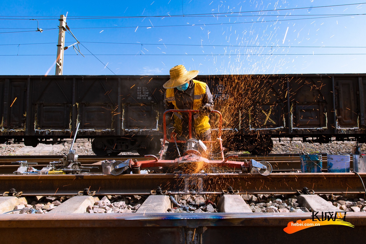 高清图|致敬!烈日下的"钢轨医生"