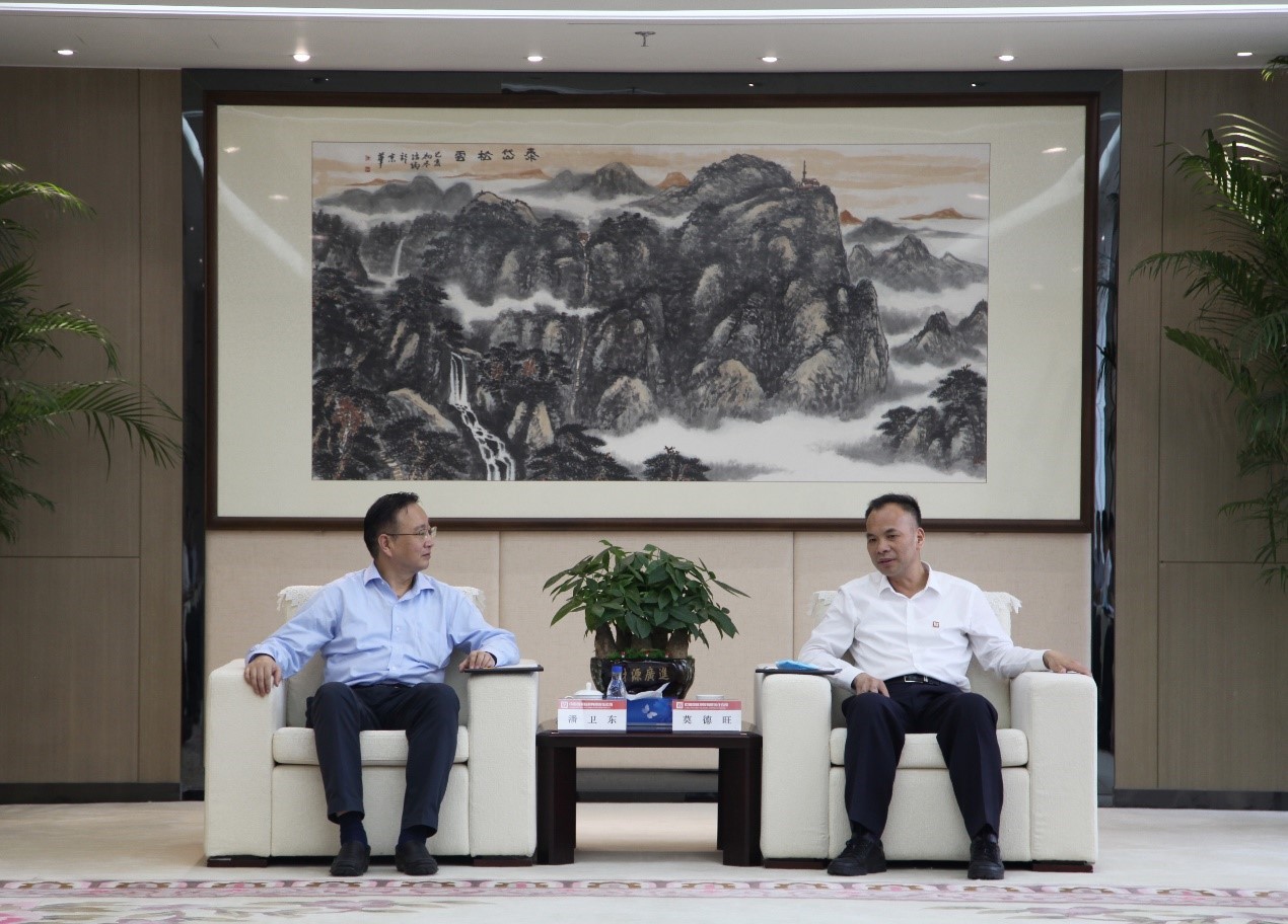 中国国新党委委员,总会计师刘学诗参加会谈.