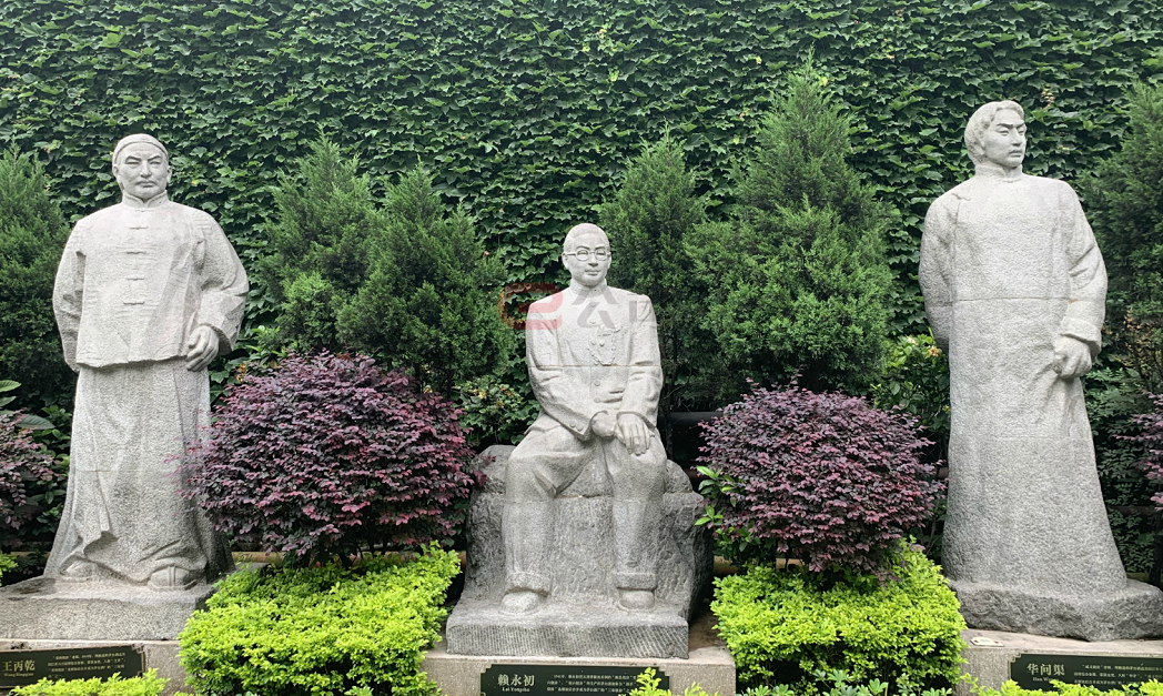 (三位元老雕像)在茅台酒厂下门附近的制酒一车间,门口也有着"茅酒之源