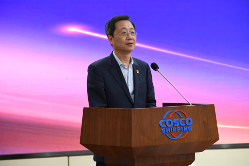 书记,董事长许立荣,董事,总经理付刚峰共同为《中国远洋海运发展史》