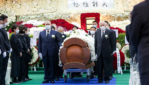 何鸿燊在香港大殓出殡董建华何厚铧等人扶灵