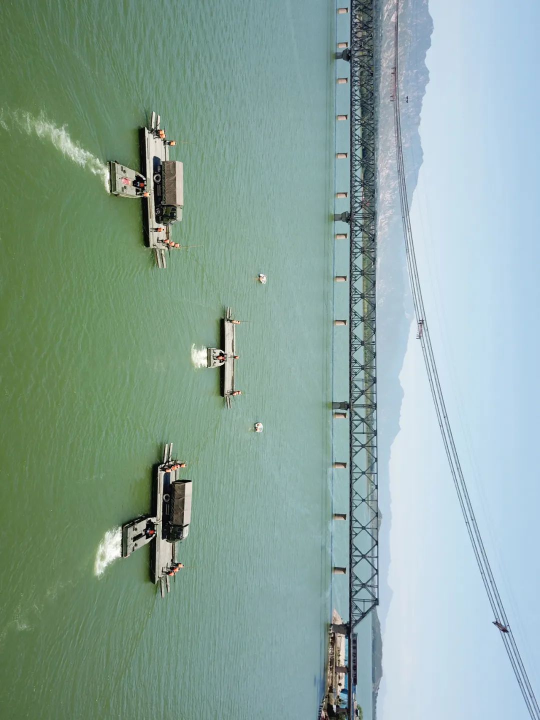 第82集团军某旅在黄河岸边摆下战场,近日,上级命令我舟桥分队迅速前出