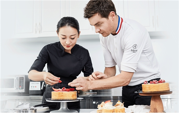 与陈学冬共度30岁生日独得专宠angsi昂司蛋糕凭什么