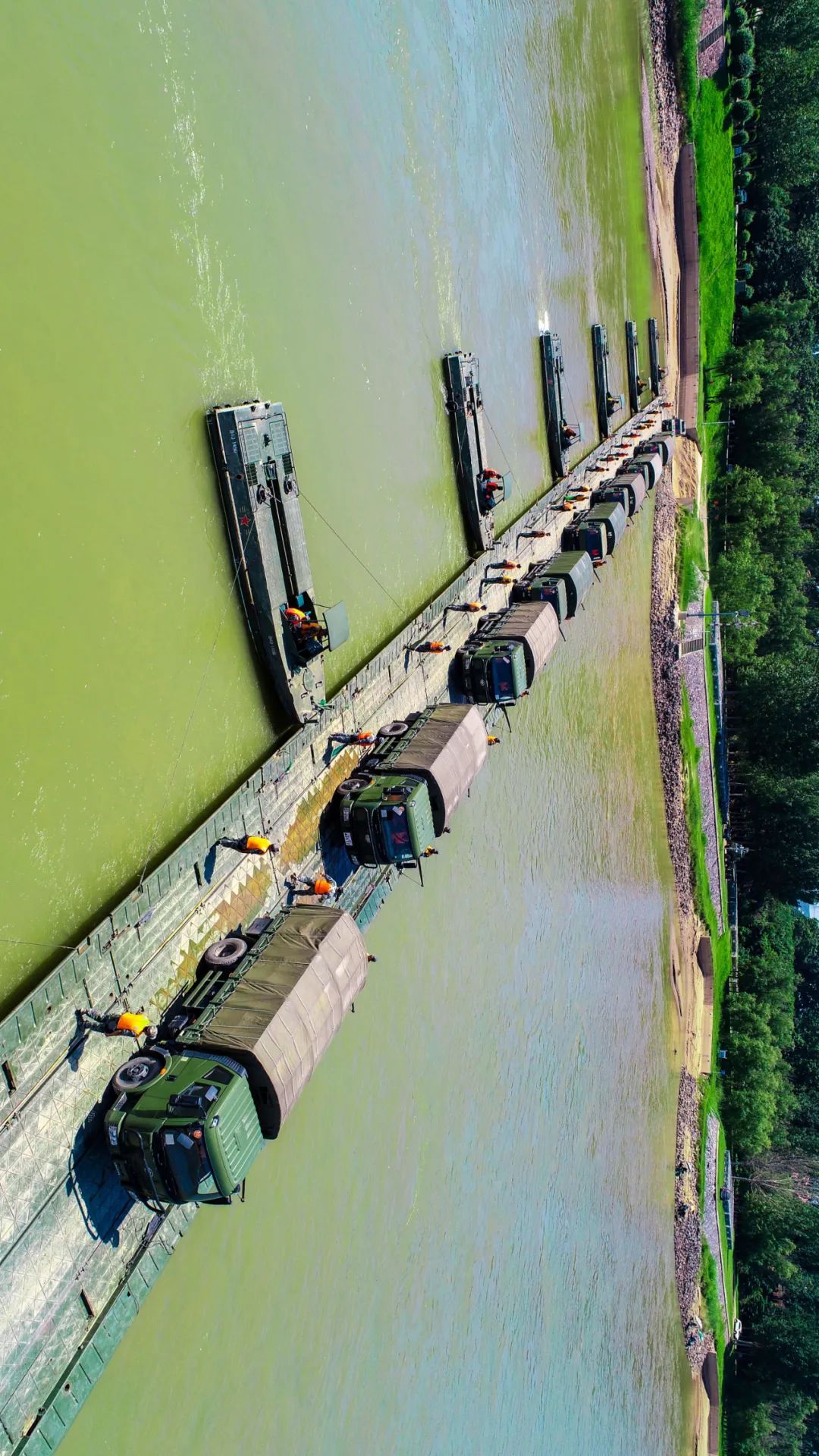 第82集团军某旅在黄河岸边摆下战场,近日,上级命令我舟桥分队迅速前出