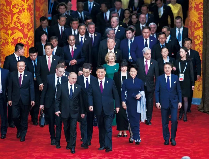 2019年4月26日，习近平和夫人彭丽媛在北京人民大会堂举行宴会，欢迎出席第二届“一带一路”国际合作高峰论坛的外方领导人夫妇及嘉宾。