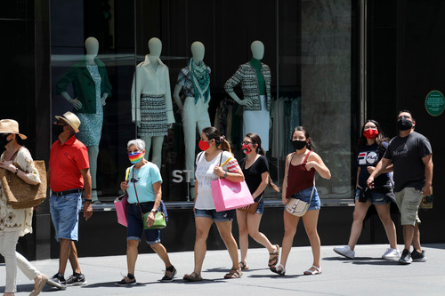 7月4日，人们戴着口罩走在美国纽约第五大道。新华社记者 王迎 摄