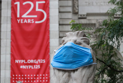 这是7月8日在美国纽约公共图书馆前拍摄的“戴”口罩的石狮子。新华社记者 王迎 摄