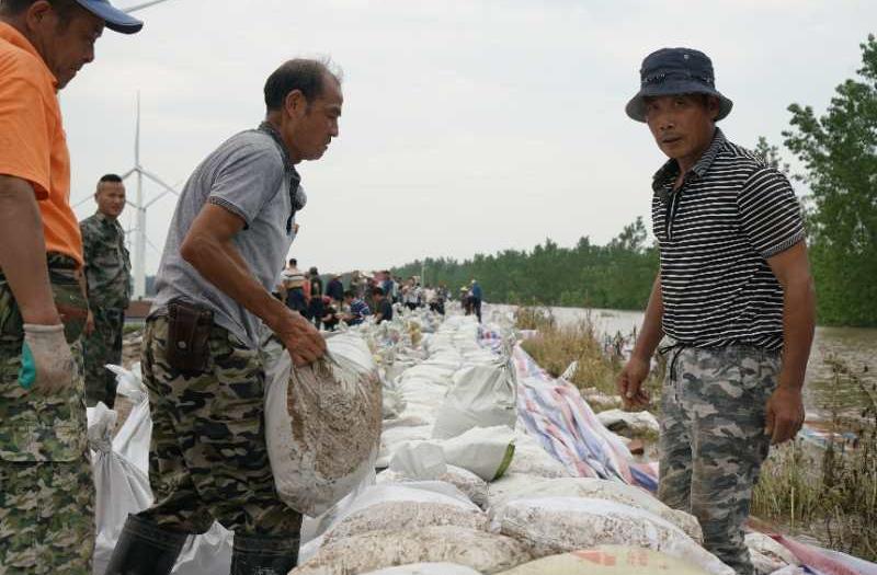 7月11日下午，九江市江洲镇群众正在抢筑子堤。中青报·中青网见习记者 李强 摄