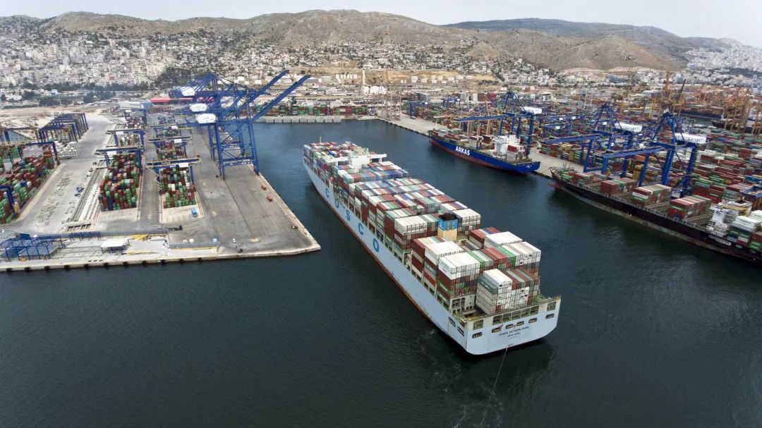 这是2017年5月7日，中远海运的货船驶出比雷埃夫斯港（比港）集装箱码头。 新华社发（帕诺斯·托马达基斯 摄）
