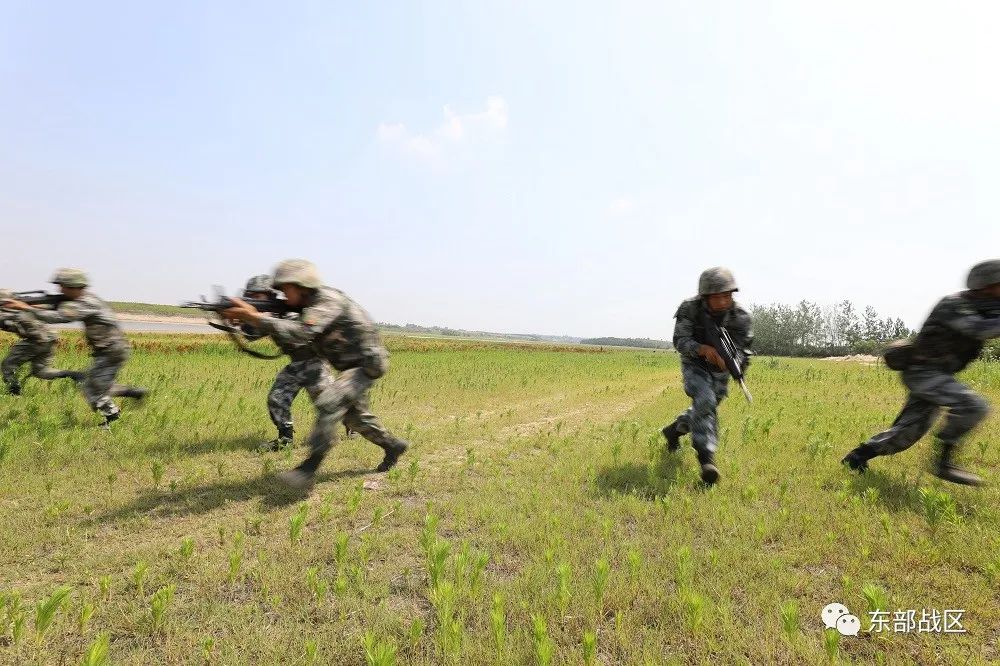 热点|装甲步兵班如何成为“战斗铁拳”,一组照片为你揭秘_新浪军事_新浪网