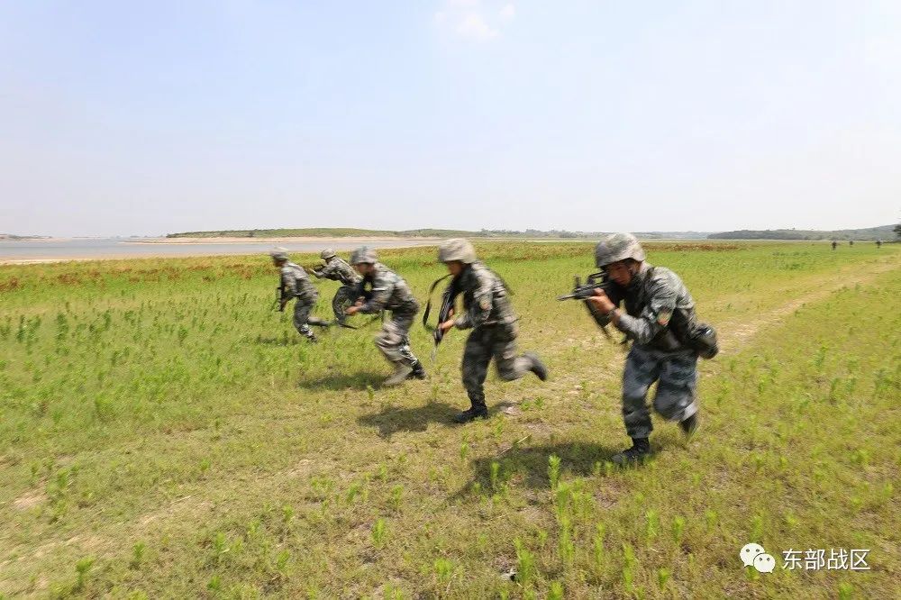 热点|装甲步兵班如何成为“战斗铁拳”,一组照片为你揭秘_新浪军事_新浪网