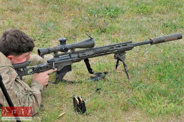 资料图片：2017年演习中，美军狙击手使用M2010增强型狙击步枪打靶。（美国防御视觉信息分发服务网站）