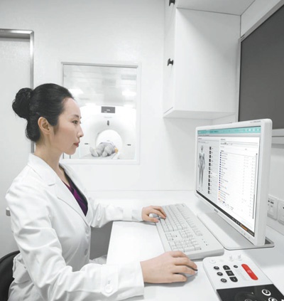 平安健康（检测）中心推出的移动CT影像车，采用了智能AI人脸识别系统，还搭载了智慧影像系统，检查结果直接上传云平台，实现线上专家远程会诊。图为移动影像车内部。　商 东摄