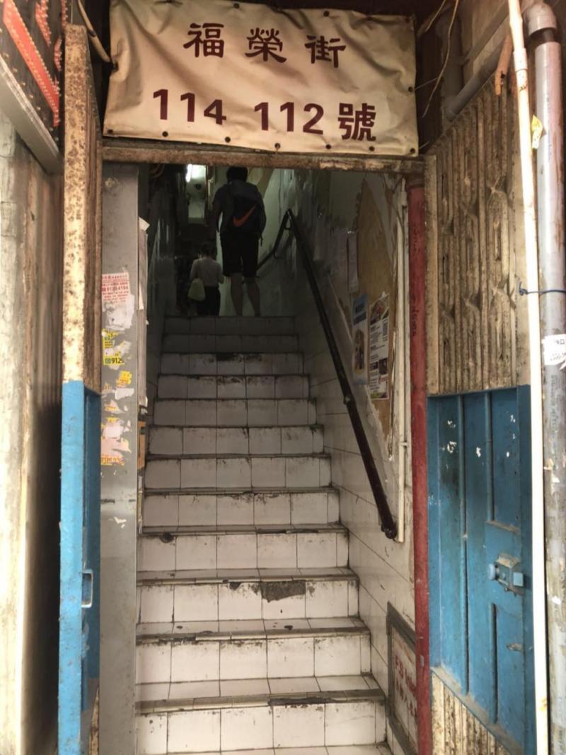 走进疫情大暴发下的香港劏房 看到底层市民令人痛心一幕_手机新浪网