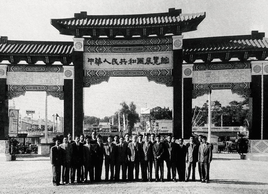 1959年9月,参加维也纳秋季国际博览会的中国展览团合影 。中间长者为团长冀朝鼎,冀身后右手边为 方扬春 。图/受访者提供