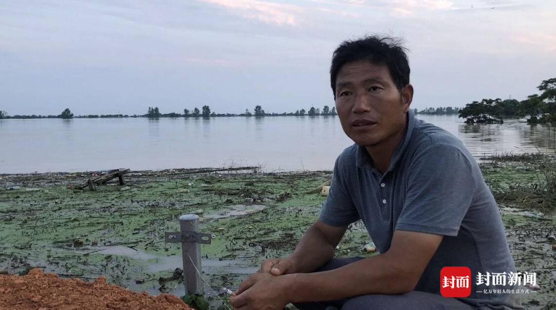 双港镇双港村村支书彭俊英也一直坚守在抗洪一线，他说“人在，堤在”。他的家在水库下游，洪水水位线已经高过家里的房顶。