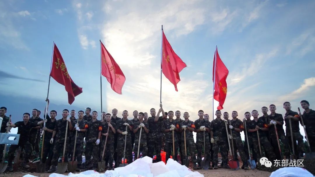 冲锋冲锋东部战区官兵激战抗洪一线